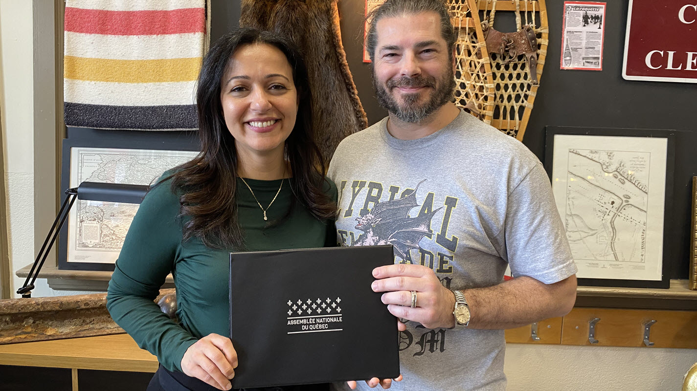 Un enseignant de l’école Saint-Pierre-Claver reçoit un certificat de reconnaissance de l’Assemblée nationale