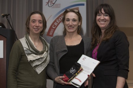 Catherine Renaud, présidente de l’Alliance des professeurs et professeurs de Montréal (APPM), Julie Cusick et Julie Marcil, enseignante à l’EMSOM.