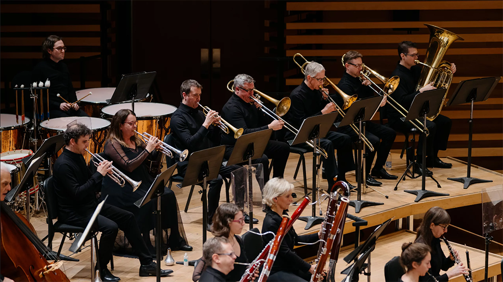 Des membres du personnel accompagnent l’Orchestre Métropolitain dans un concert gratuit